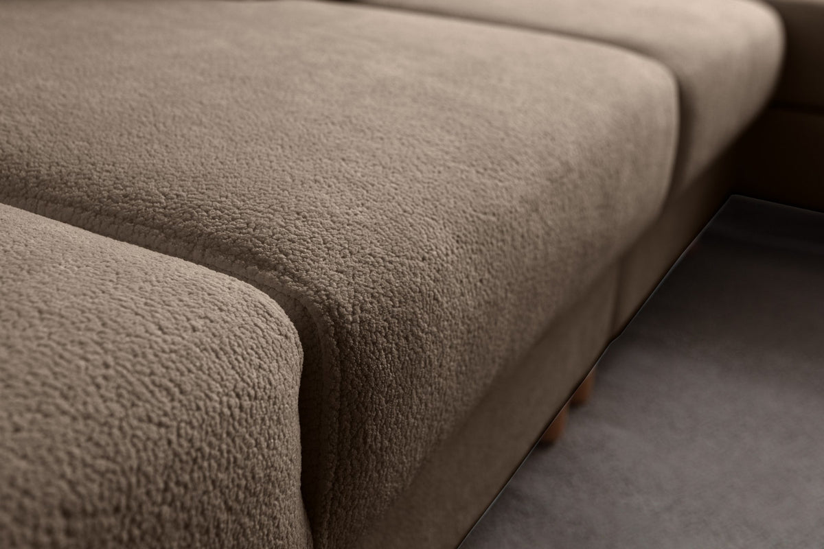 Braunes Eck-Schlafsofa Aries Relax Joker mit Coco-Boucle-Stoff, Holzbeinen und Aufbewahrungsbox, rechte Ausführung, von Hanah Home.