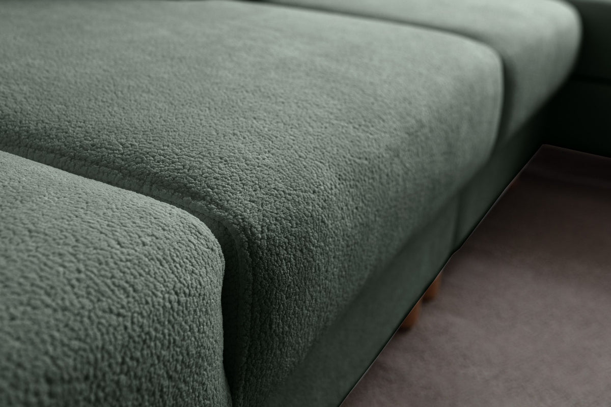 Grünes Eck-Schlafsofa Aries Relax Joker mit Coco-Boucle-Stoff, Holzbeinen und ausziehbarer Liegefläche, rechtsseitig positioniert.