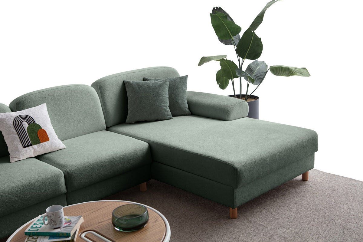 Grünes Eck-Schlafsofa Aries Relax Joker mit Coco-Boucle-Stoff, Holzbeinen und ausziehbarer Liegefläche, rechtsseitig positioniert.