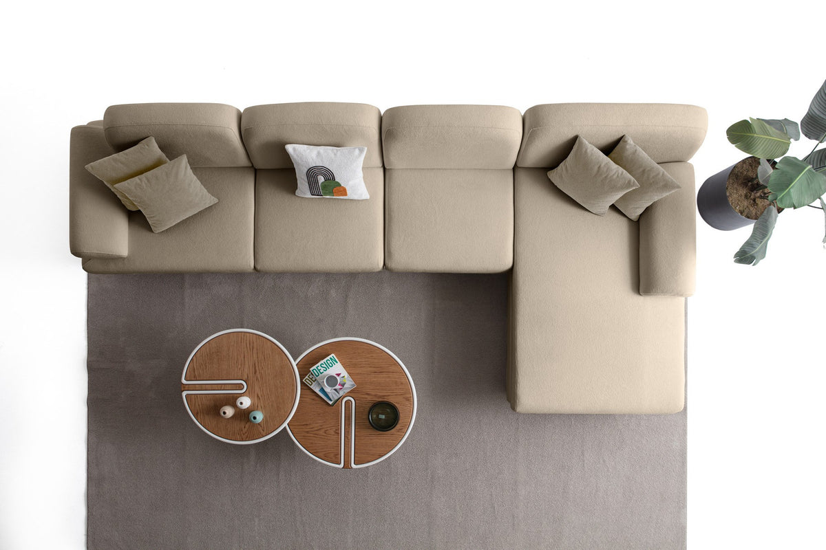 Eck-Schlafsofa Aries Relax Joker rechts in Milchkaffee mit Coco-Boucle-Stoff, Holzbeinen und integrierter Aufbewahrungsbox, Frontansicht.