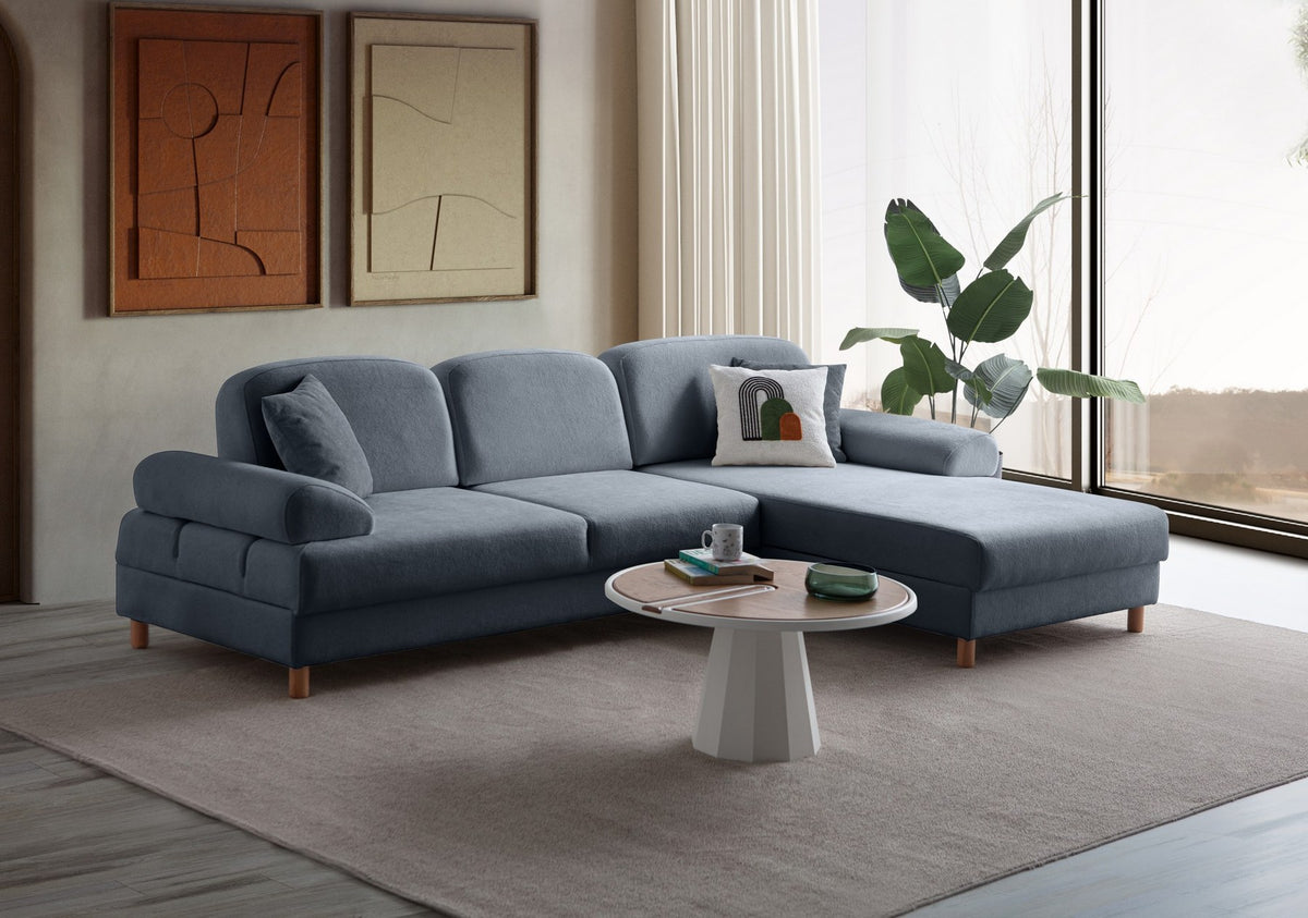 Eck-Schlafsofa Aries in Marineblau mit Coco-Boucle-Stoffbezug, Holzbeinen und Kissen, rechte Ausführung, Sitz- und Liegefläche sichtbar.