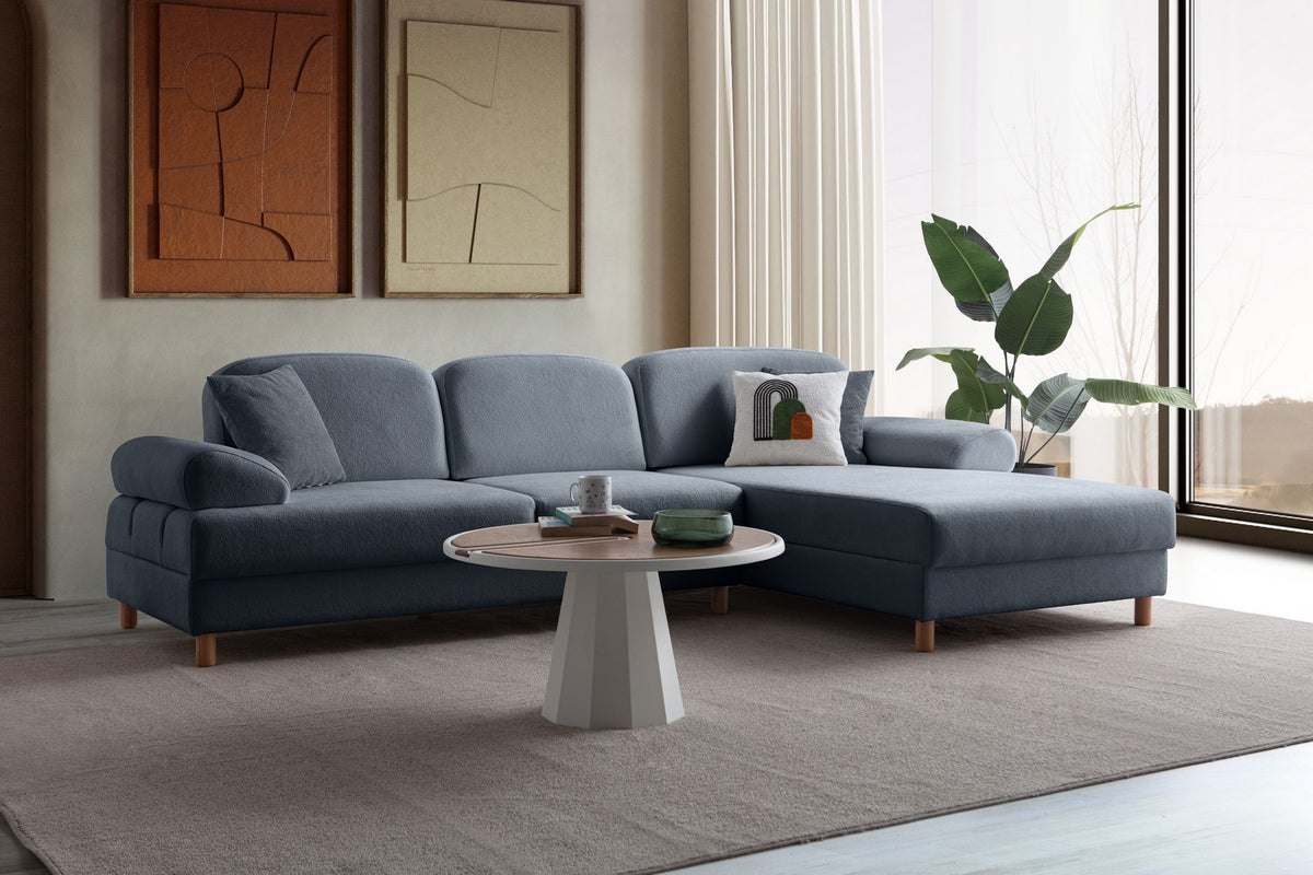 Eck-Schlafsofa Aries in Marineblau mit Coco-Boucle-Stoffbezug, Holzbeinen und Kissen, rechte Ausführung, Sitz- und Liegefläche sichtbar.