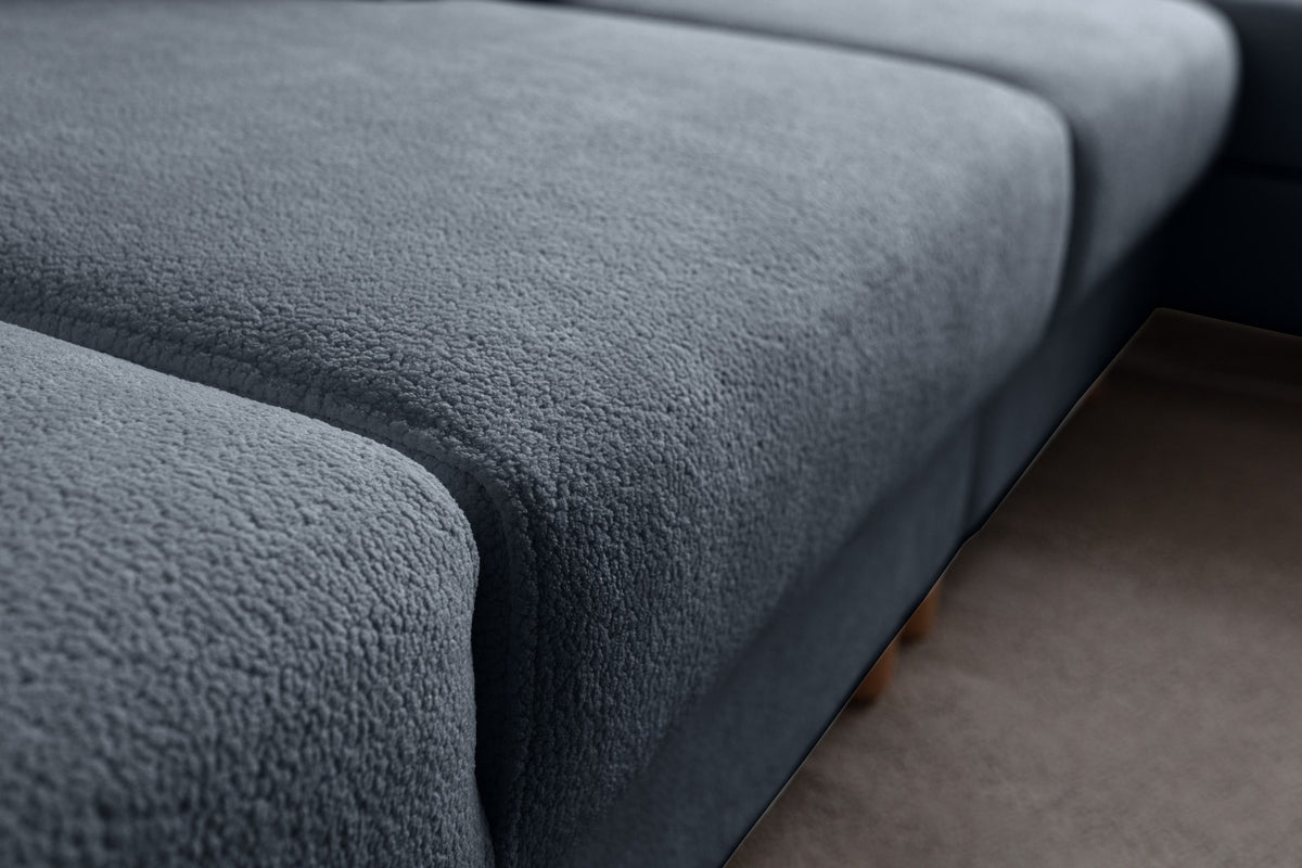 Eck-Schlafsofa Aries in Marineblau mit Coco-Boucle-Stoffbezug, Holzbeinen und Kissen, rechte Ausführung, Sitz- und Liegefläche sichtbar.