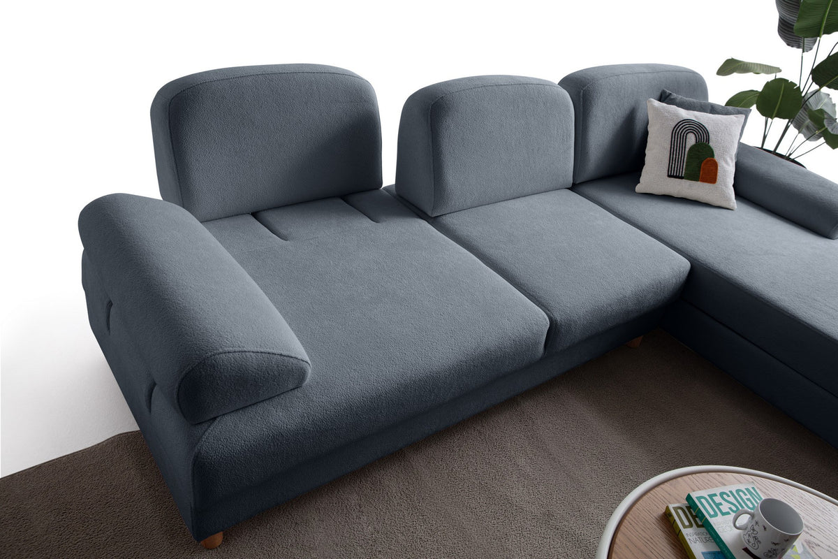 Eck-Schlafsofa Aries in Marineblau mit Coco-Boucle-Stoffbezug, Holzbeinen und Kissen, rechte Ausführung, Sitz- und Liegefläche sichtbar.