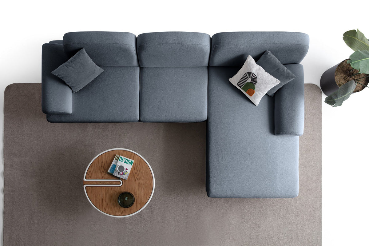 Eck-Schlafsofa Aries in Marineblau mit Coco-Boucle-Stoffbezug, Holzbeinen und Kissen, rechte Ausführung, Sitz- und Liegefläche sichtbar.