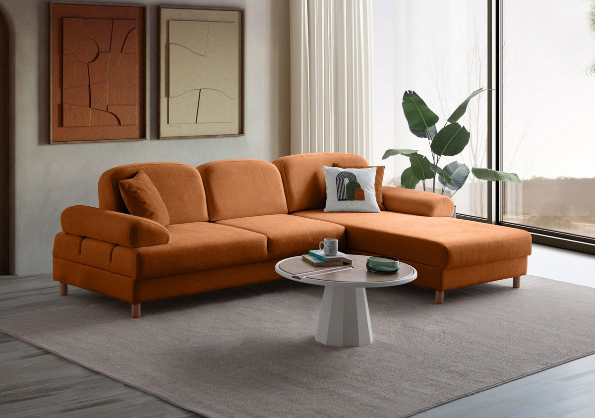 Orangefarbenes Eck-Schlafsofa Aries Relax mit Coco-Boucle-Stoff, Holzbeinen und ausklappbarer Liegefläche, rechte Ausführung.