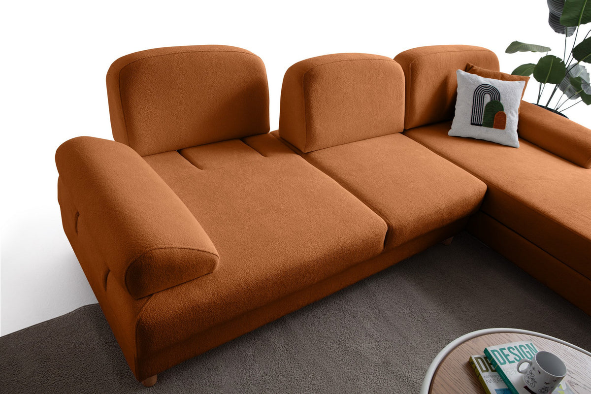 Orangefarbenes Eck-Schlafsofa Aries Relax mit Coco-Boucle-Stoff, Holzbeinen und ausklappbarer Liegefläche, rechte Ausführung.