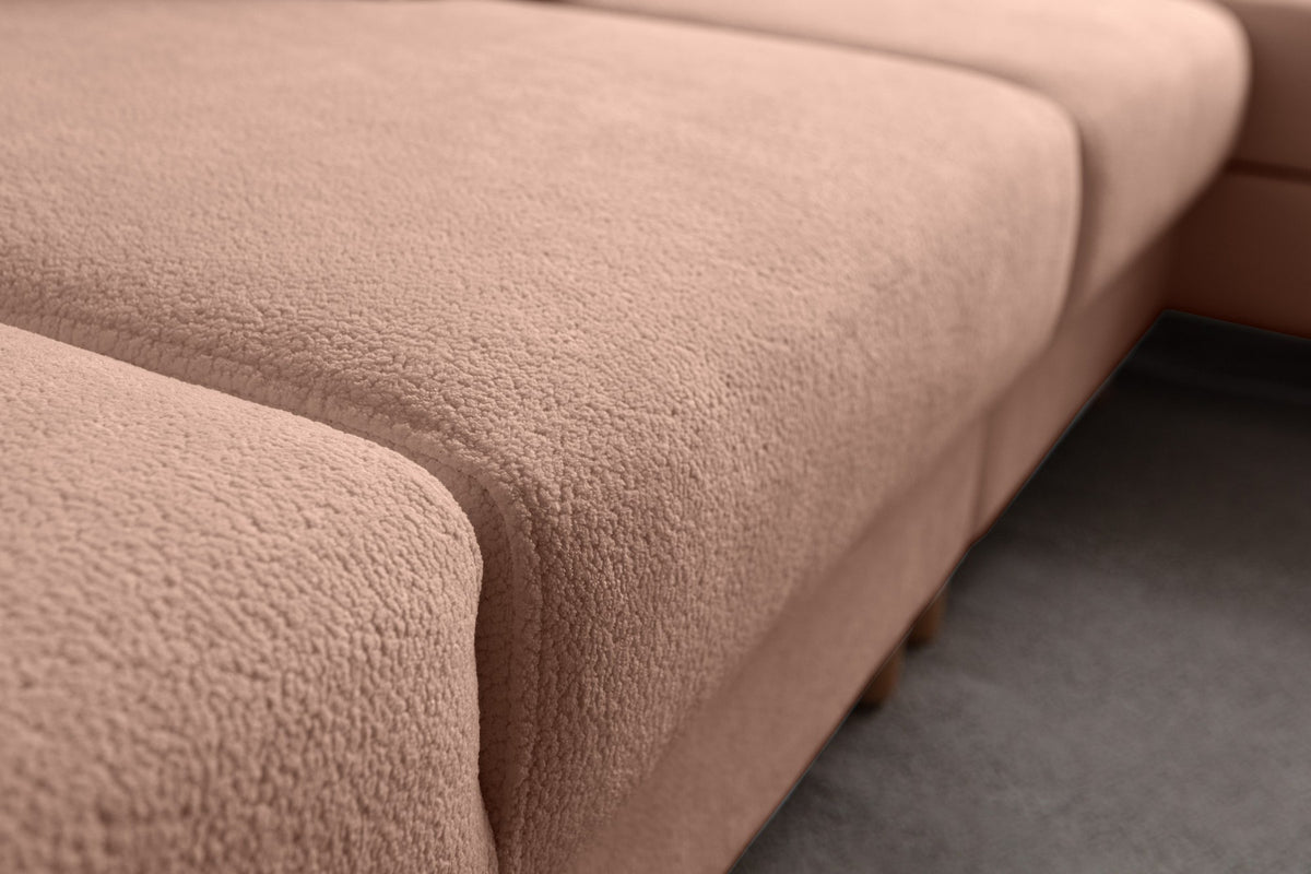 Eck-Schlafsofa Aries in Altrosa mit Coco-Boucle-Stoffbezug, Holzbeinen und ausklappbarer Liegefläche, rechte Ausführung.