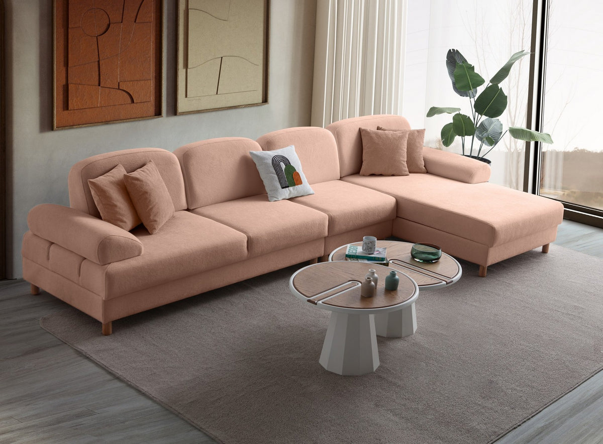 Eck-Schlafsofa Aries Relax Joker in Altrosa mit Coco-Boucle-Stoff, Holzbeinen und verstellbarer Rückenlehne, fotografiert im Wohnraum.