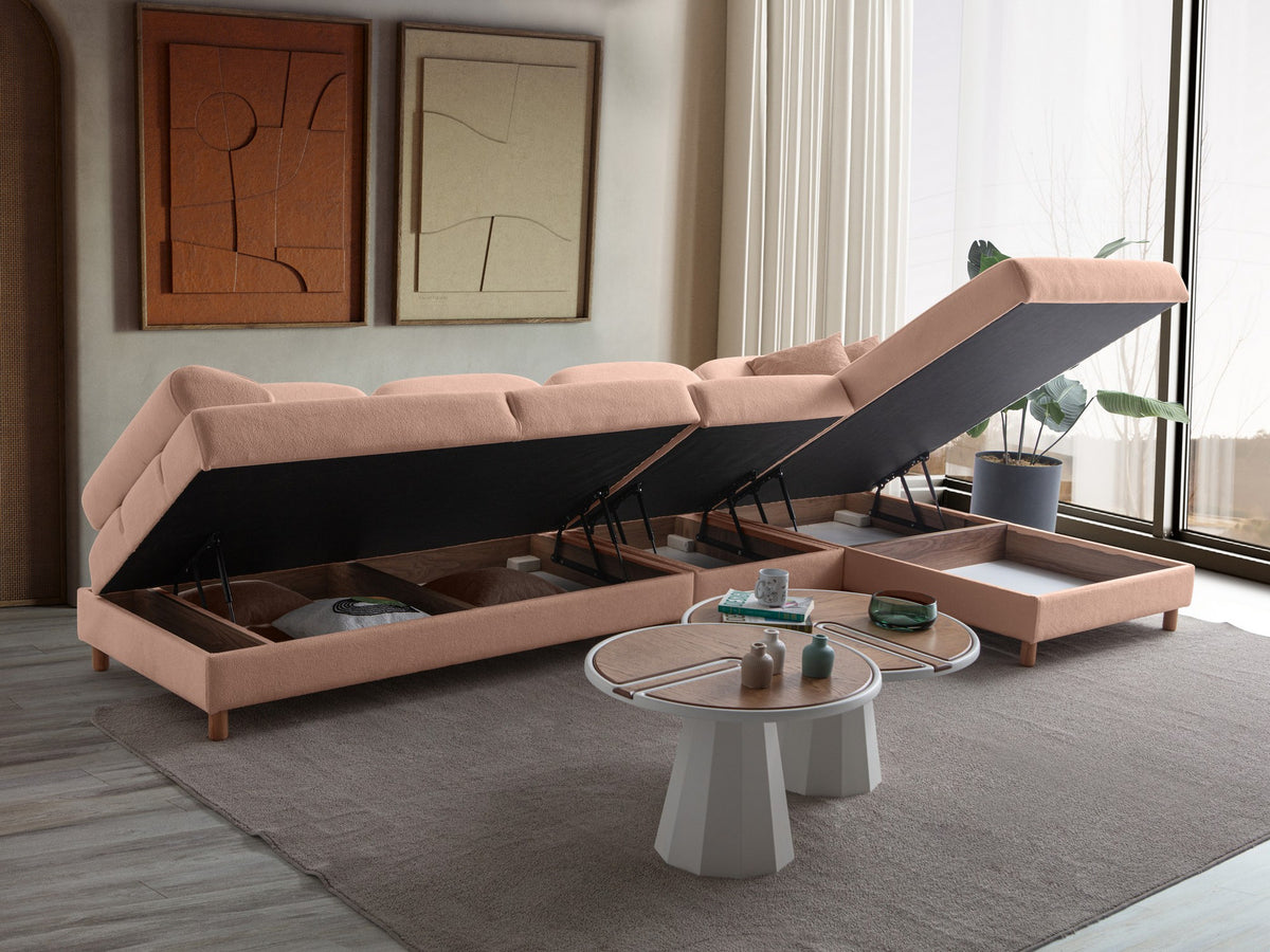 Eck-Schlafsofa Aries Relax Joker in Altrosa mit Coco-Boucle-Stoff, Holzbeinen und verstellbarer Rückenlehne, fotografiert im Wohnraum.