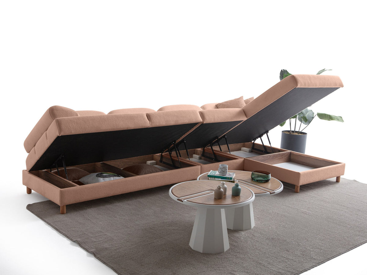 Eck-Schlafsofa Aries Relax Joker in Altrosa mit Coco-Boucle-Stoff, Holzbeinen und verstellbarer Rückenlehne, fotografiert im Wohnraum.