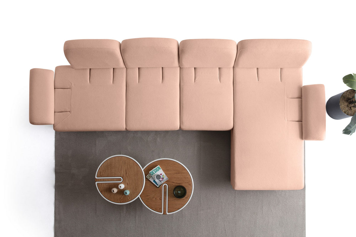 Eck-Schlafsofa Aries Relax Joker in Altrosa mit Coco-Boucle-Stoff, Holzbeinen und verstellbarer Rückenlehne, fotografiert im Wohnraum.