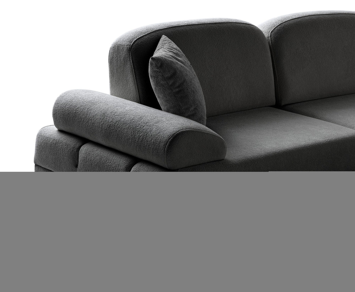 Anthrazitfarbenes Eck-Schlafsofa mit Coco-Boucle-Stoff, Holzbeinen und vier Kissen, teilweise als Liegefläche ausgeklappt dargestellt.