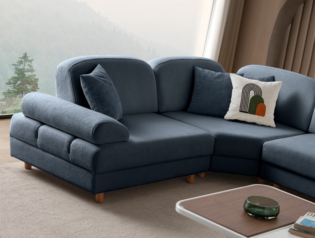 Marineblaues Eck-Schlafsofa Aries Modular S von Hanah Home mit Coco-Boucle-Stoff, Holzbeinen und integrierter Aufbewahrungsbox, aufgenommen im Wohnraum