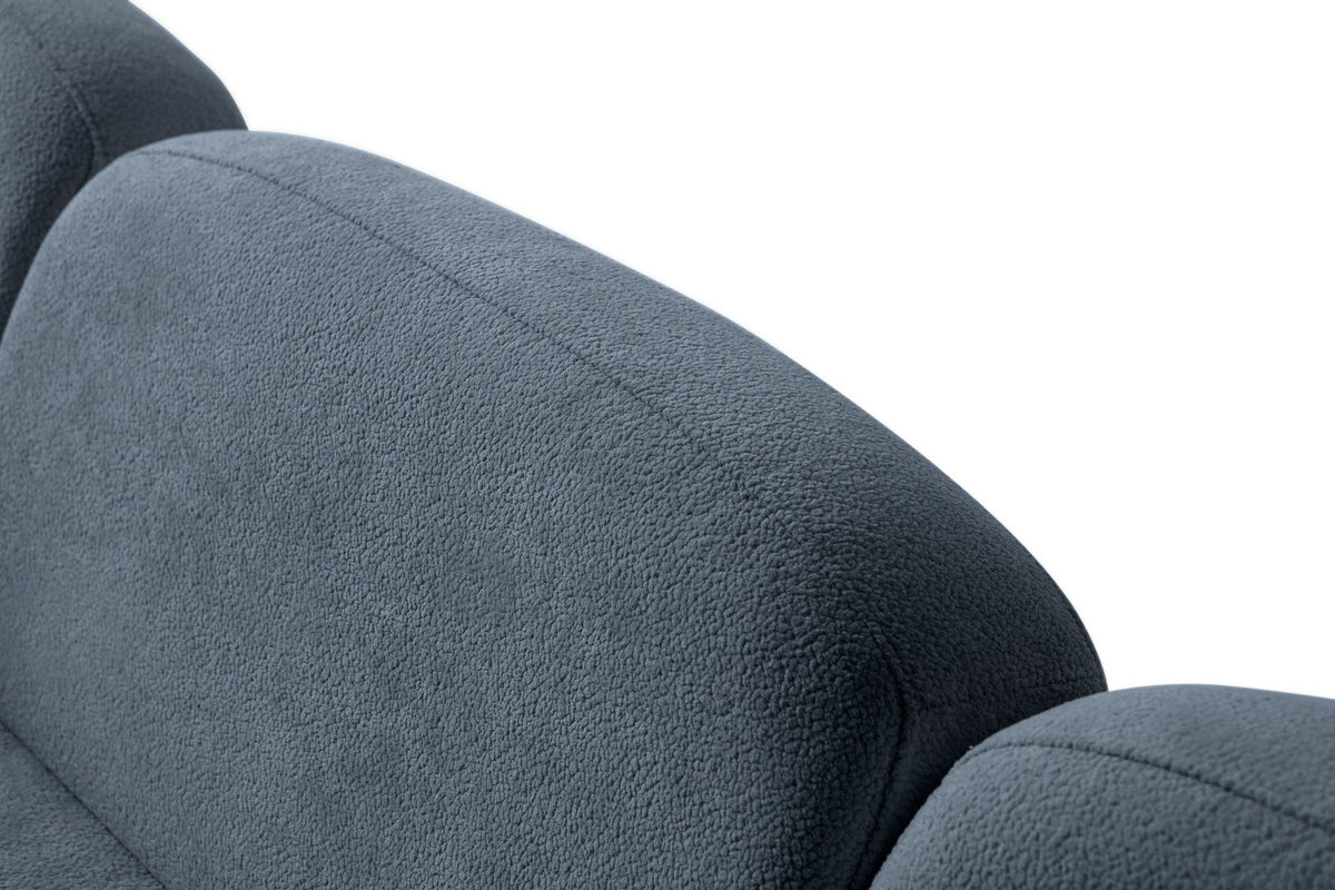 Marineblaues Eck-Schlafsofa Aries Modular S von Hanah Home mit Coco-Boucle-Stoff, Holzbeinen und integrierter Aufbewahrungsbox, aufgenommen im Wohnraum
