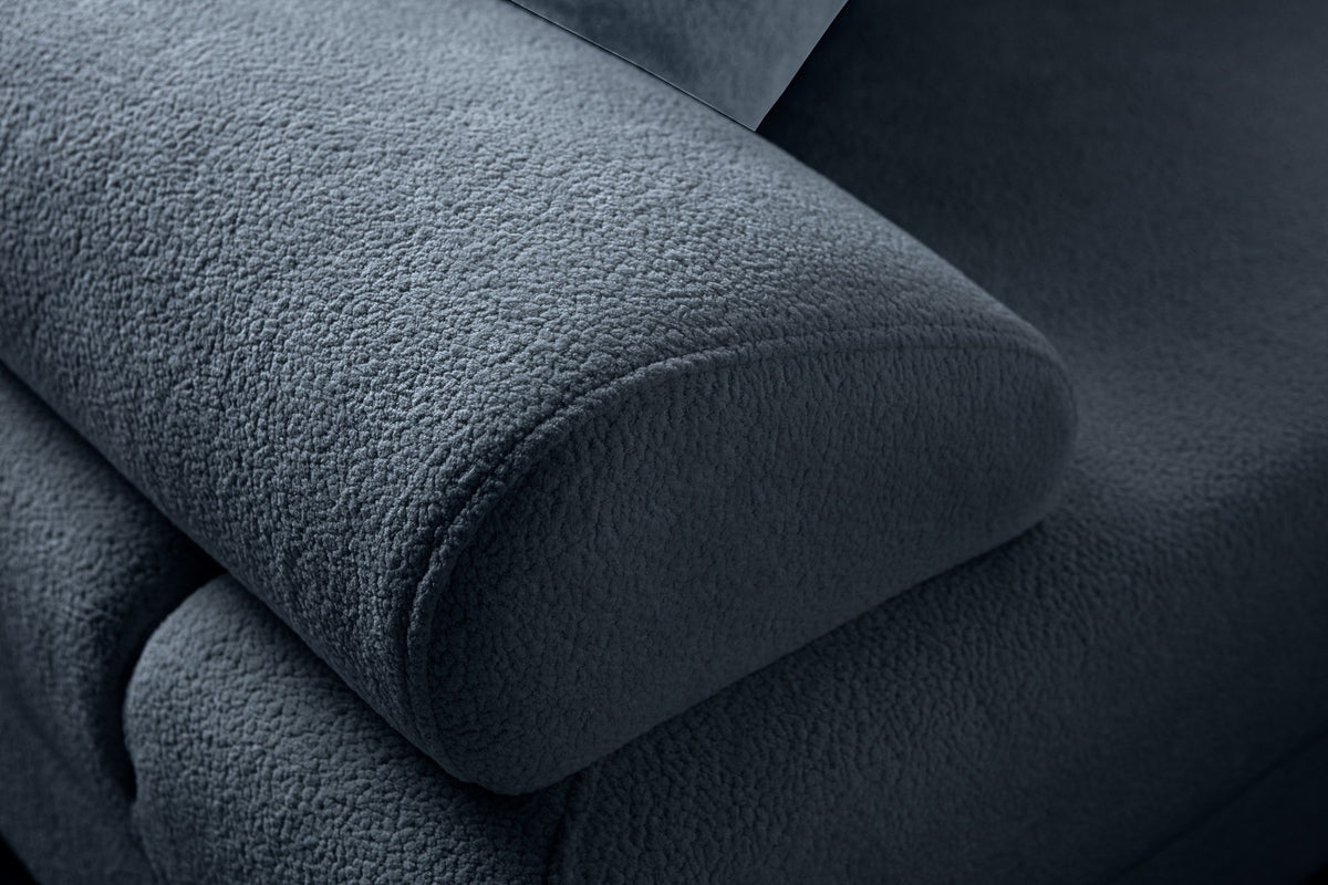 Marineblaues Eck-Schlafsofa Aries Modular S von Hanah Home mit Coco-Boucle-Stoff, Holzbeinen und integrierter Aufbewahrungsbox, aufgenommen im Wohnraum
