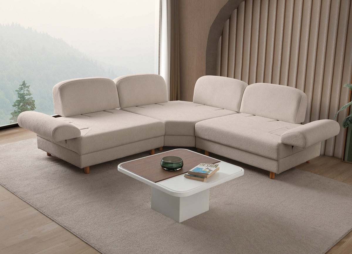 Eckschlafsofa Aries Modular S in Milchkaffee mit Coco-Boucle-Stoff, Holzbeinen und vier Kissen, fotografiert im Wohnraum.