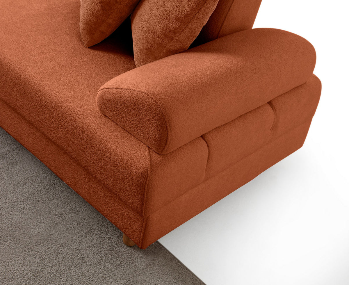 Orange Eck-Schlafsofa Aries Modular S von Hanah Home mit Coco-Boucle-Stoff, Holzbeinen und Aufbewahrungstruhe, Frontalansicht.