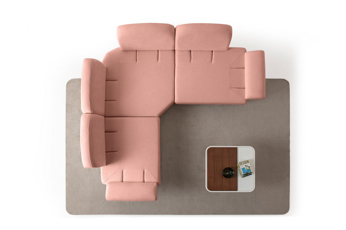 Modulares Eck-Schlafsofa in Altrosa mit Boucle-Stoffbezug, Holzbeinen und vier Kissen, fotografiert aus frontaler Perspektive.