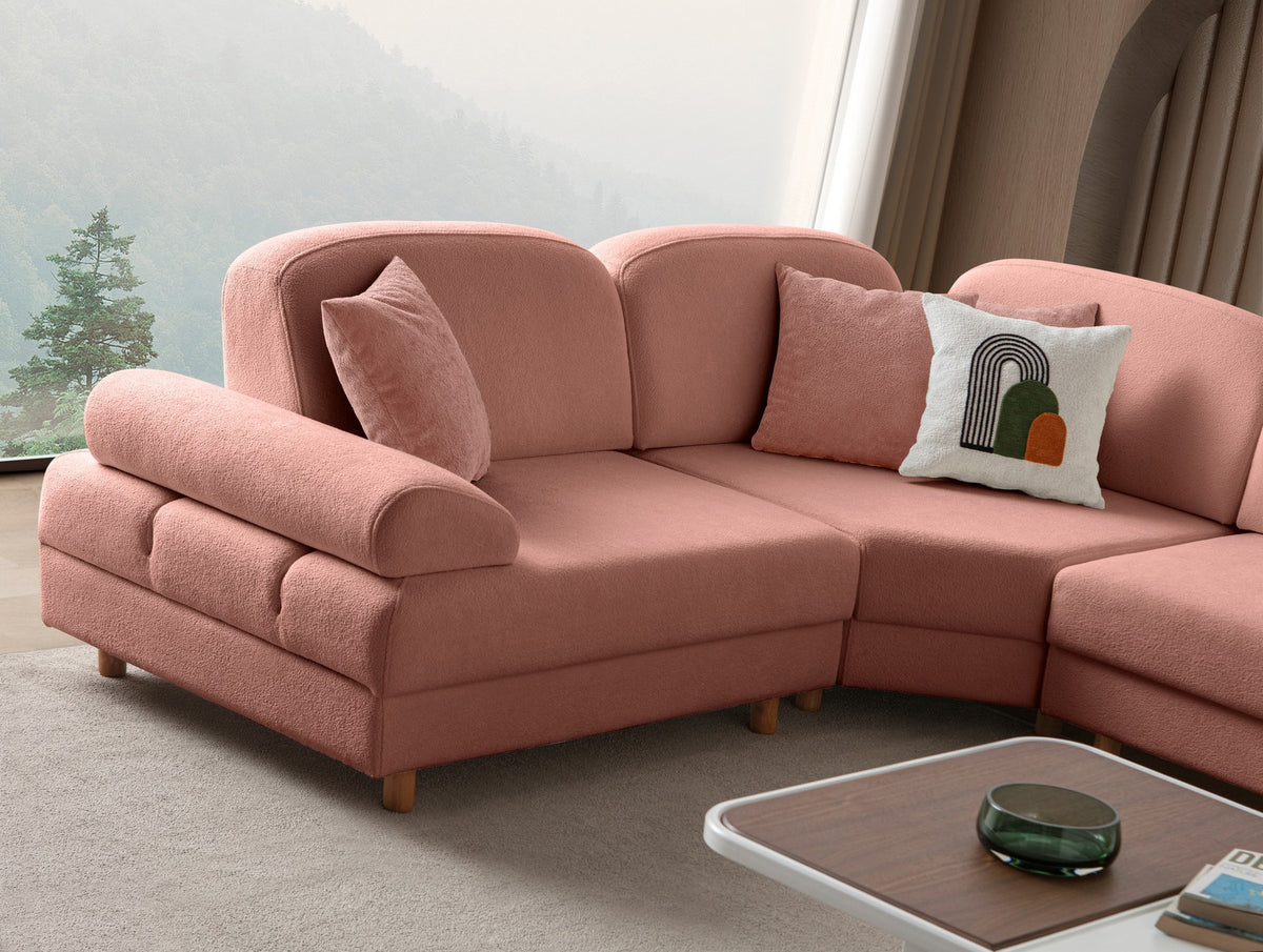 Modulares Eck-Schlafsofa in Altrosa mit Boucle-Stoffbezug, Holzbeinen und vier Kissen, fotografiert aus frontaler Perspektive.