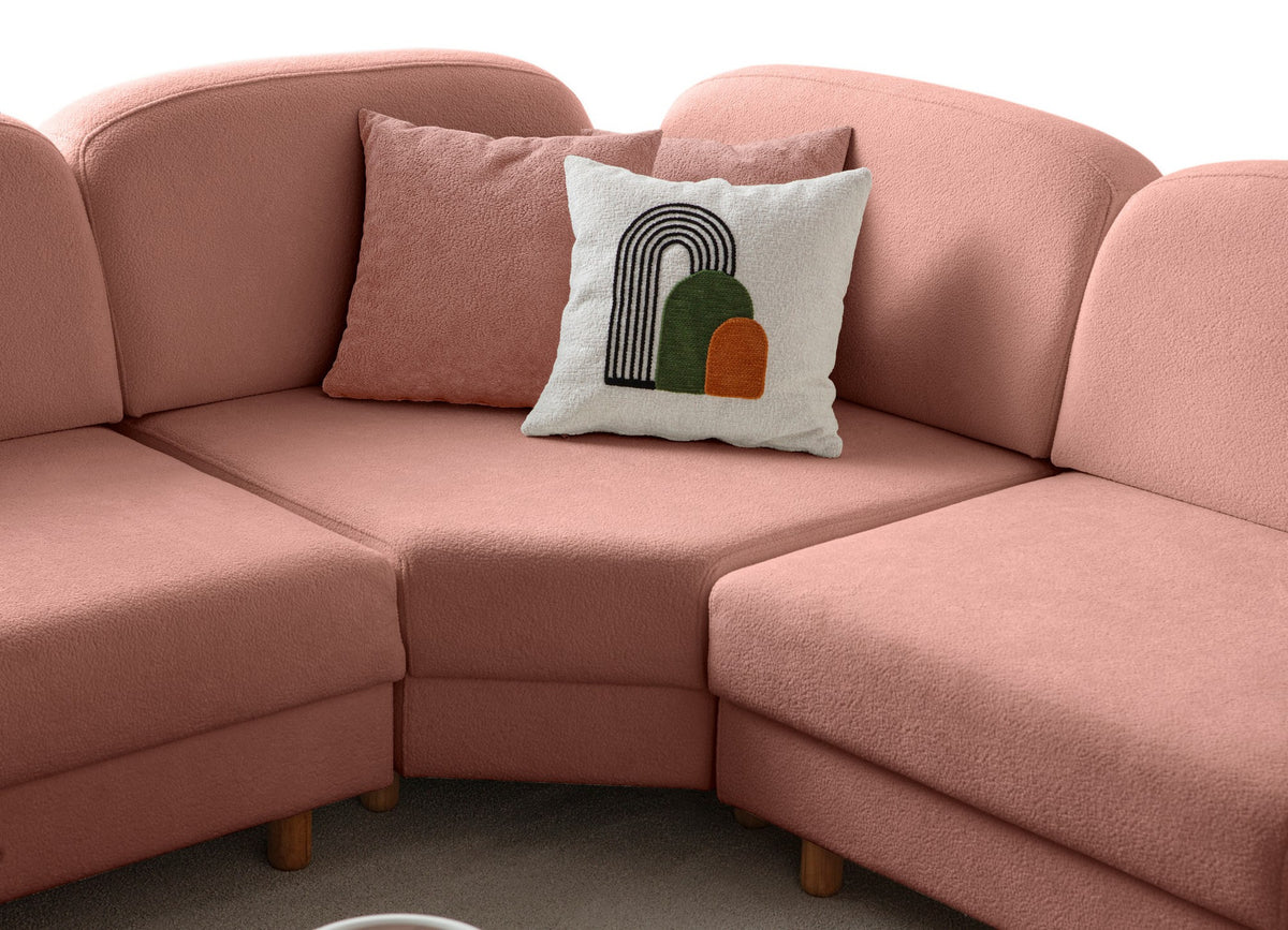 Modulares Eck-Schlafsofa in Altrosa mit Boucle-Stoffbezug, Holzbeinen und vier Kissen, fotografiert aus frontaler Perspektive.