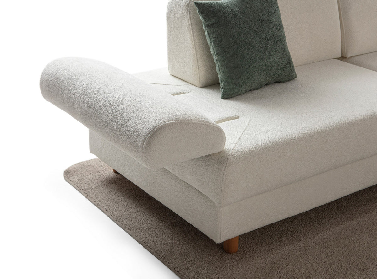 Weisses Eck-Schlafsofa Aries Modular S von Hanah Home mit Boucle-Stoffbezug, Holzbeinen und vier Kissen, Grösse 230x230x85 cm.