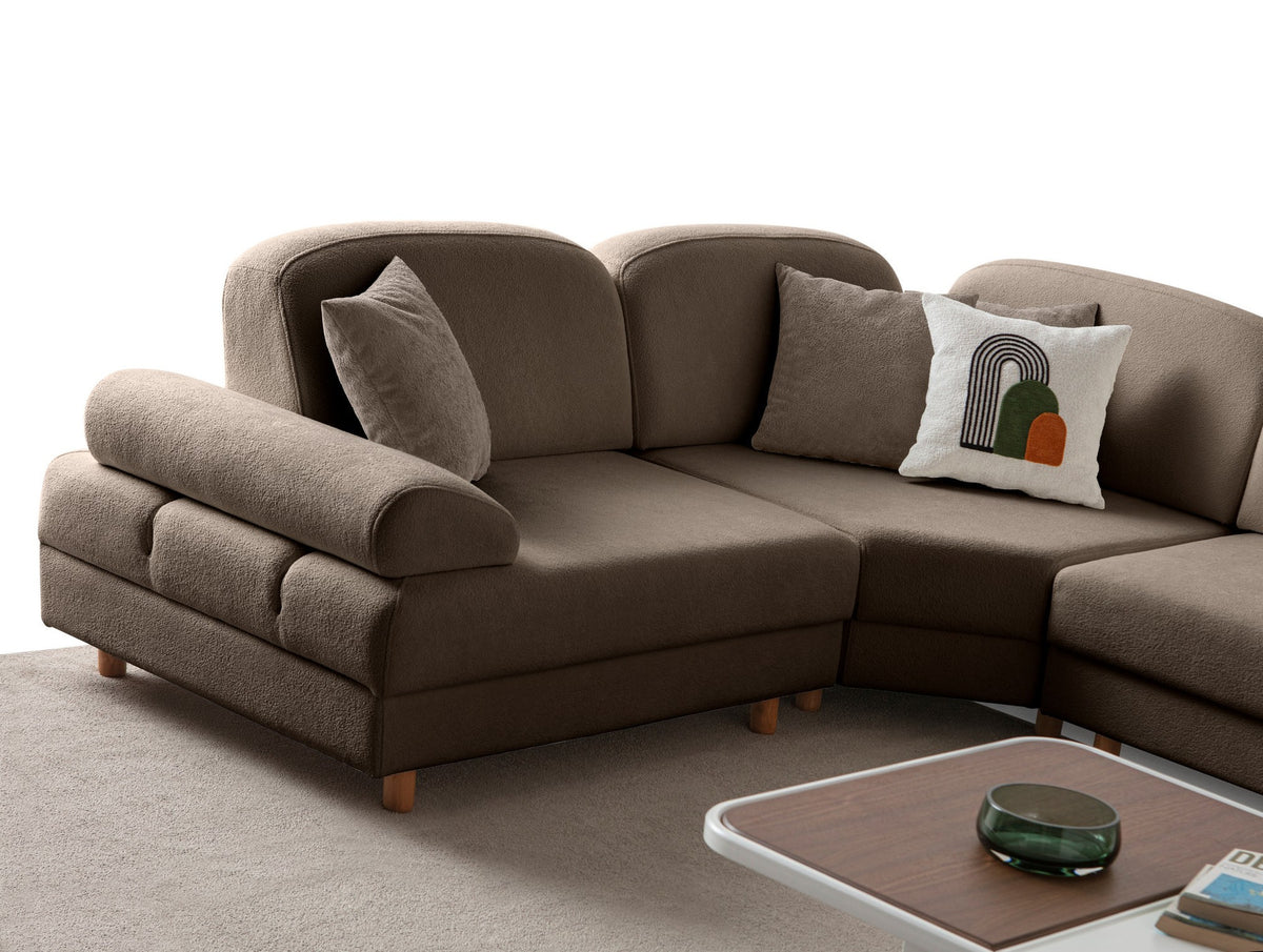 Braunes Eck-Schlafsofa Aries Modular M mit Coco-Boucle-Stoffbezug, Holzbeinen und sichtbarer Truhe, im Wohnzimmer aufgestellt.
