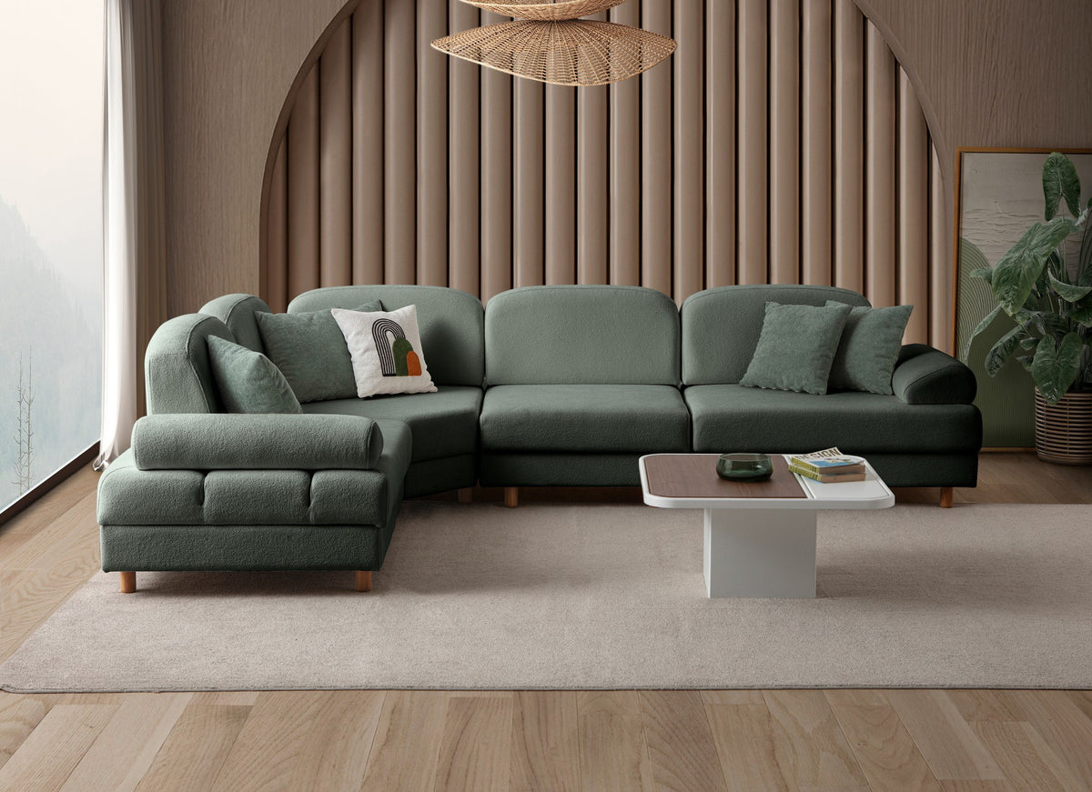 Grünes Eck-Schlafsofa Aries Modular M von Hanah Home mit Coco-Boucle-Polyesterbezug, Holzbeinen und sechs Zierkissen im Wohnzimmer.