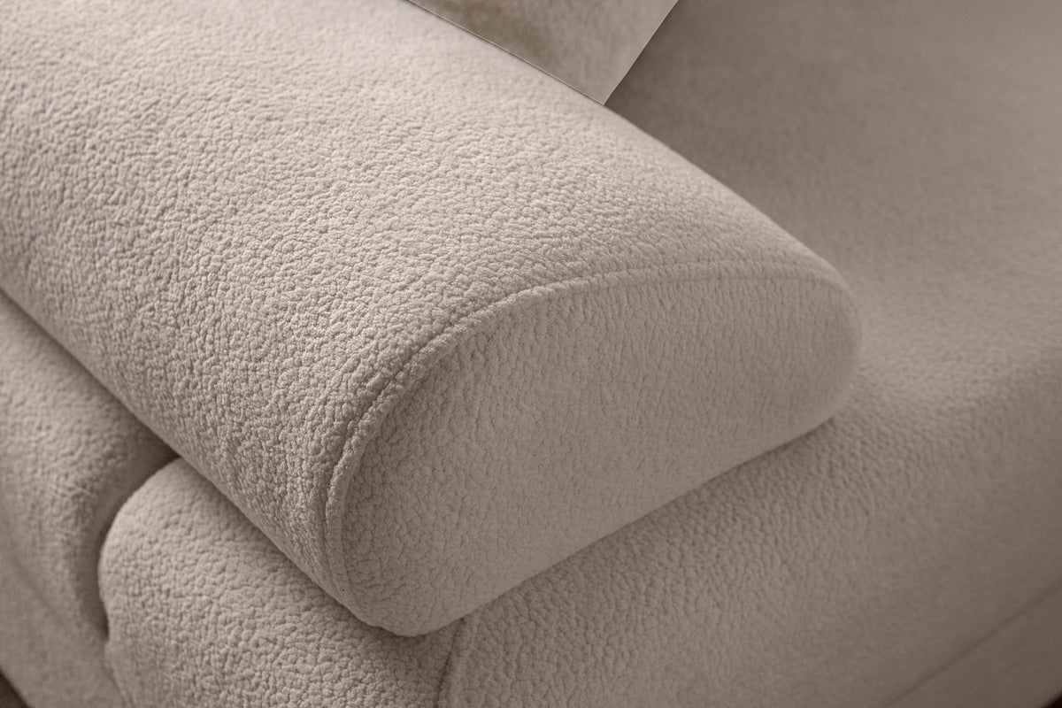 Eck-Schlafsofa Aries Modular M in Milchkaffee mit Boucle-Stoffbezug, Holzbeinen und sechs Kissen, modulare Sitzlandschaft.