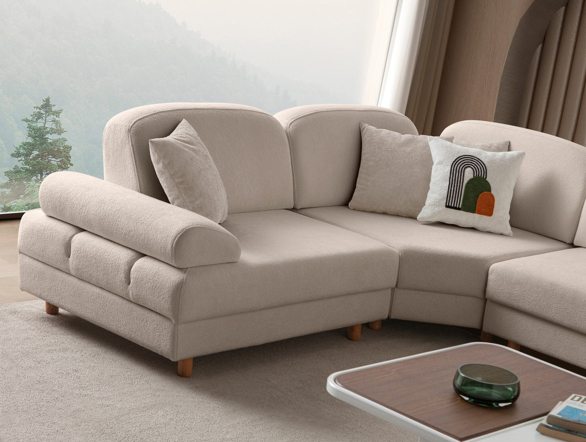 Eck-Schlafsofa Aries Modular M in Milchkaffee mit Boucle-Stoffbezug, Holzbeinen und sechs Kissen, modulare Sitzlandschaft.
