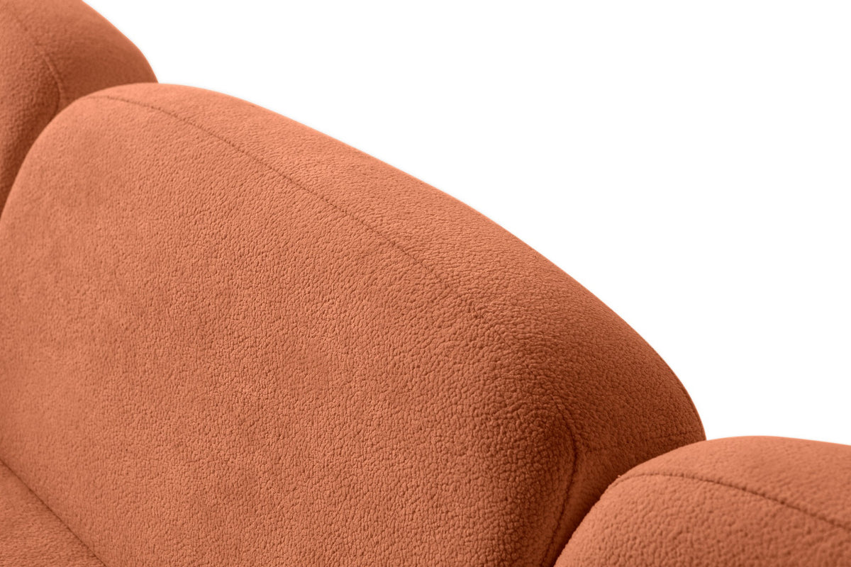 Orangefarbenes Eck-Schlafsofa Aries Modular M mit Coco-Boucle-Stoff, Holzbeinen und sechs Kissen, aufgenommen in einem Wohnraum.