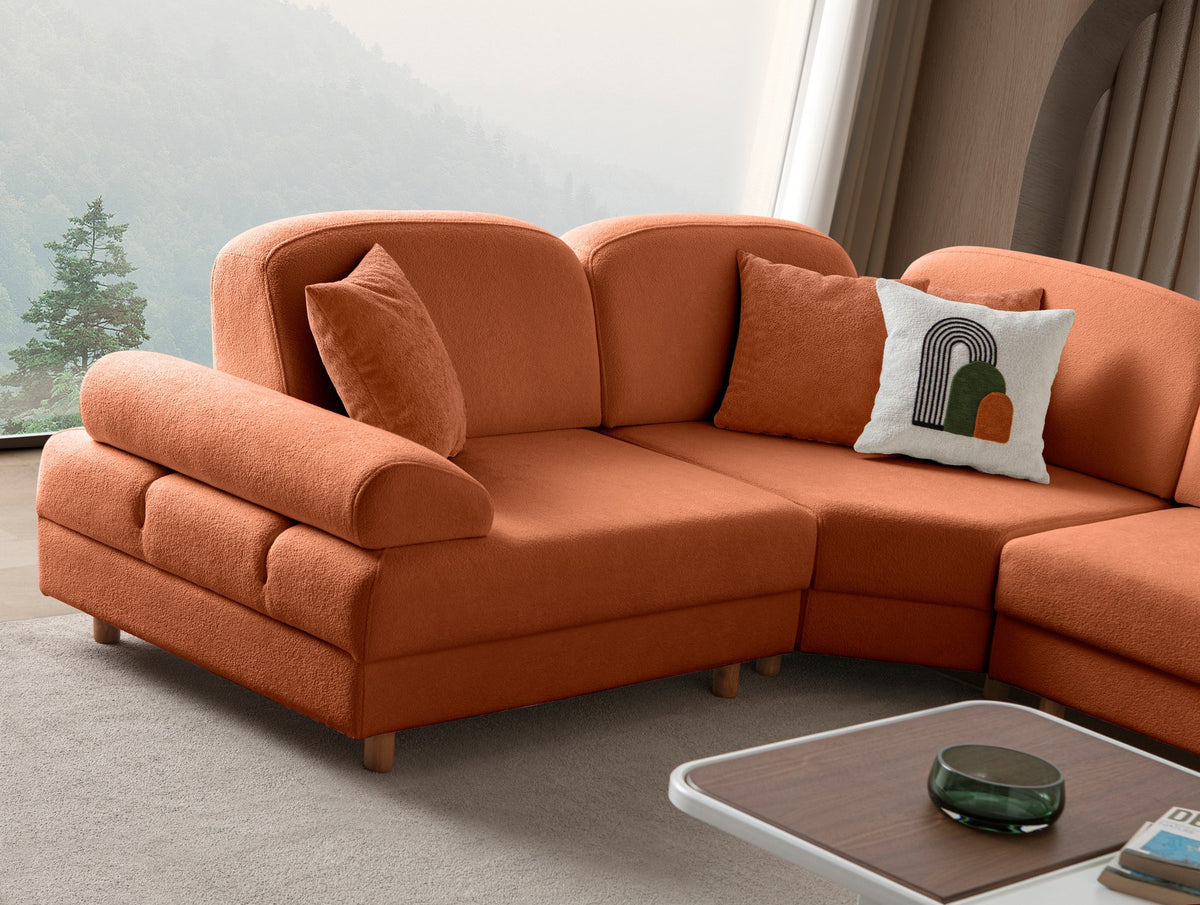 Orangefarbenes Eck-Schlafsofa Aries Modular M mit Coco-Boucle-Stoff, Holzbeinen und sechs Kissen, aufgenommen in einem Wohnraum.