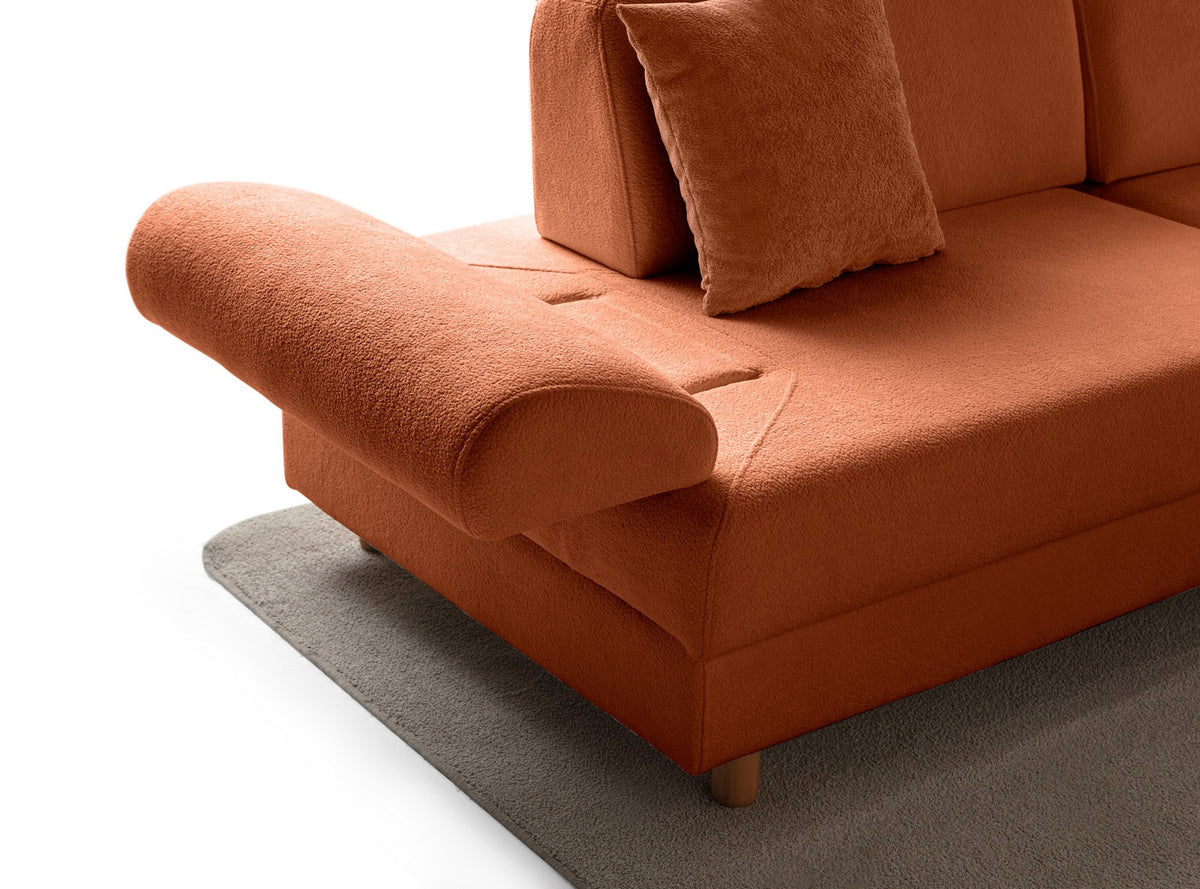 Orangefarbenes Eck-Schlafsofa Aries Modular M mit Coco-Boucle-Stoff, Holzbeinen und sechs Kissen, aufgenommen in einem Wohnraum.