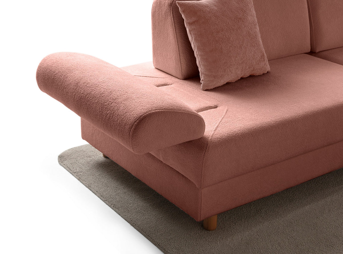 Eck-Schlafsofa Aries Modular M in Altrosa mit Coco-Boucle-Stoff, Holzbeinen und sechs Kissen, Gesamtansicht des Möbelstücks.