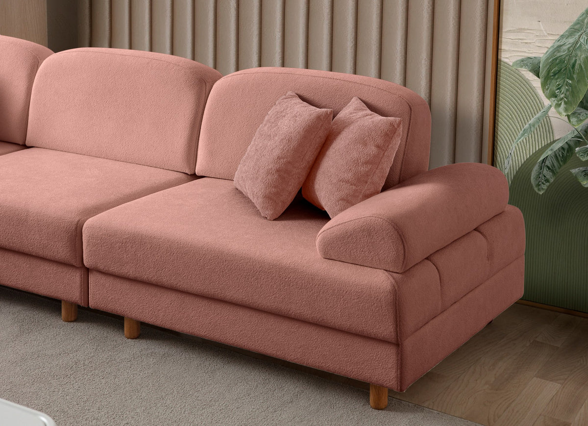 Eck-Schlafsofa Aries Modular M in Altrosa mit Coco-Boucle-Stoff, Holzbeinen und sechs Kissen, Gesamtansicht des Möbelstücks.