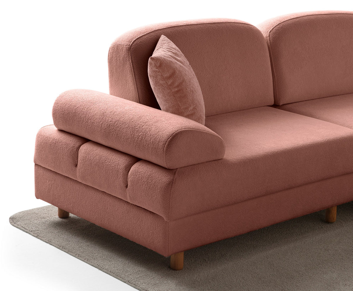 Eck-Schlafsofa Aries Modular M in Altrosa mit Coco-Boucle-Stoff, Holzbeinen und sechs Kissen, Gesamtansicht des Möbelstücks.
