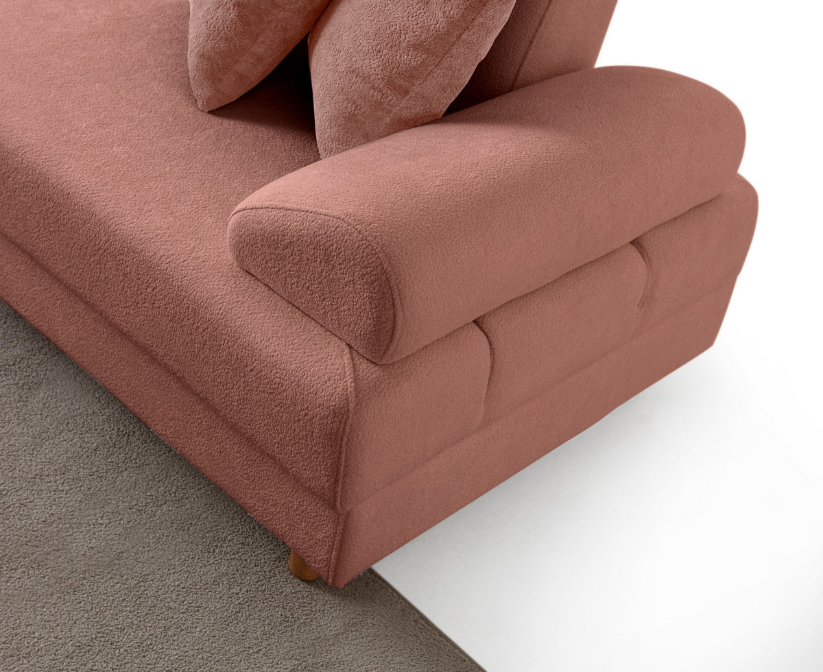 Eck-Schlafsofa Aries Modular M in Altrosa mit Coco-Boucle-Stoff, Holzbeinen und sechs Kissen, Gesamtansicht des Möbelstücks.