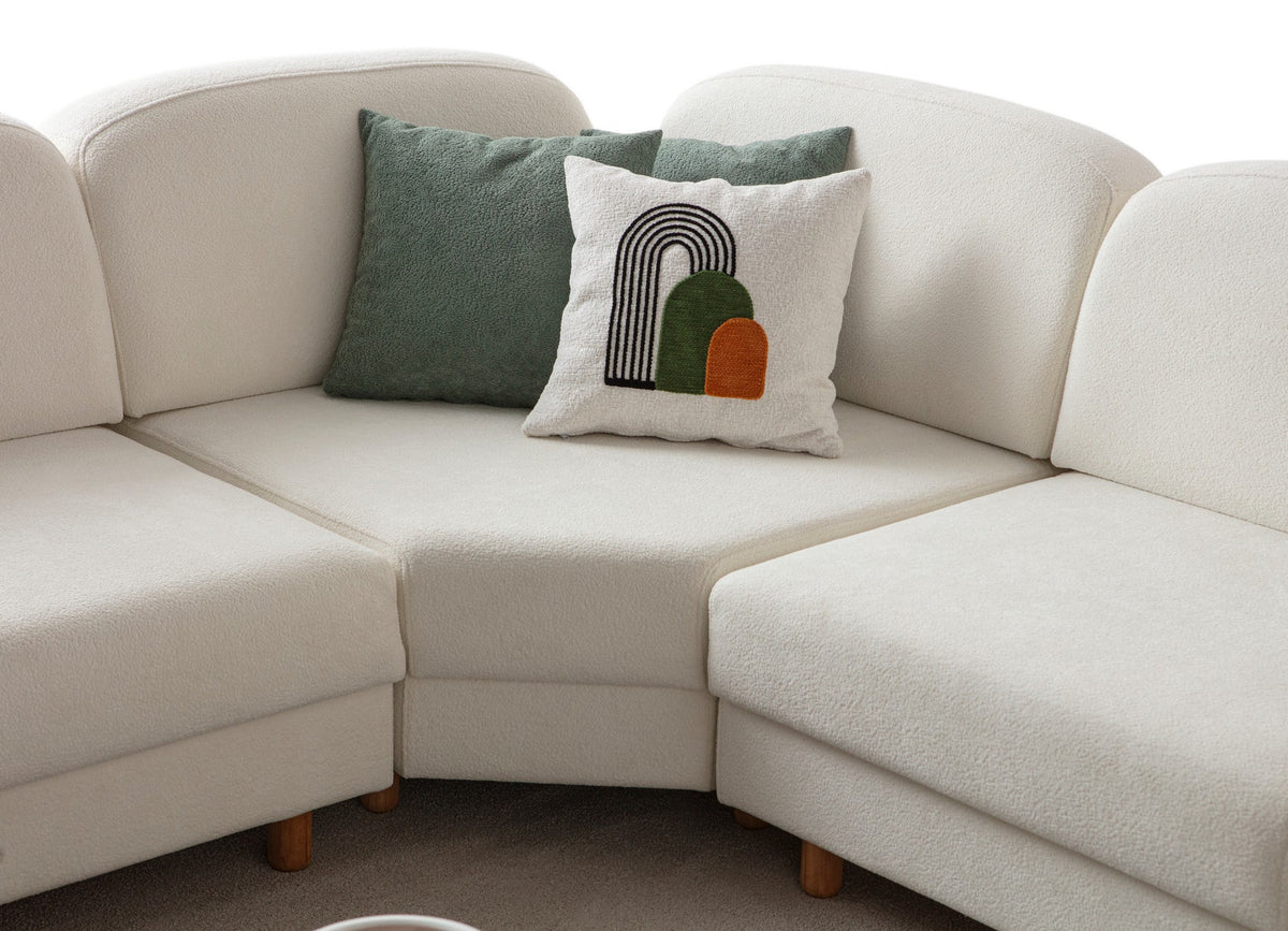 Weisses Eck-Schlafsofa Aries Modular M von Hanah Home mit Coco-Boucle-Stoff, Holzbeinen und Aufbewahrungstruhe, in L-Form.