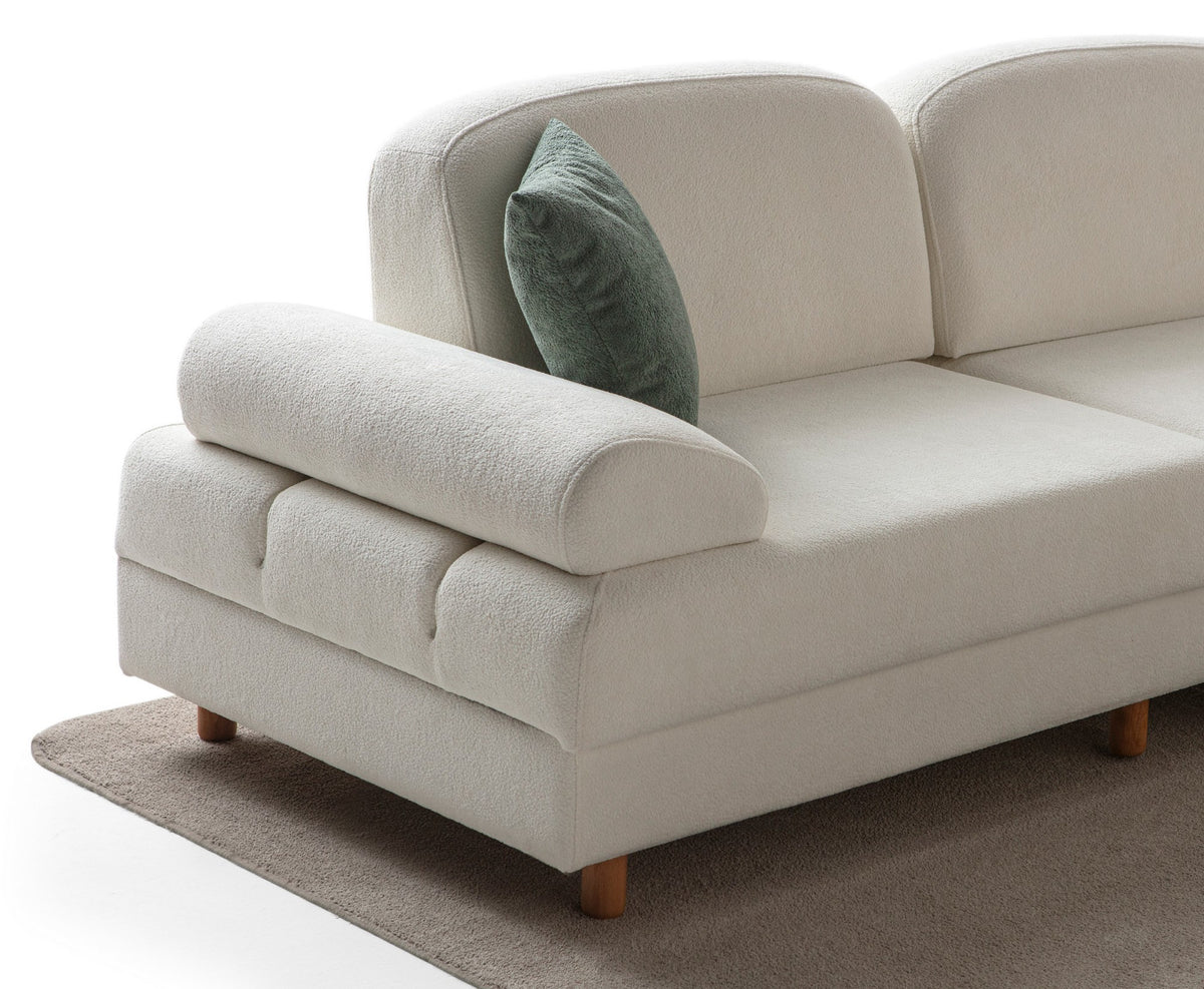 Weisses Eck-Schlafsofa Aries Modular M von Hanah Home mit Coco-Boucle-Stoff, Holzbeinen und Aufbewahrungstruhe, in L-Form.