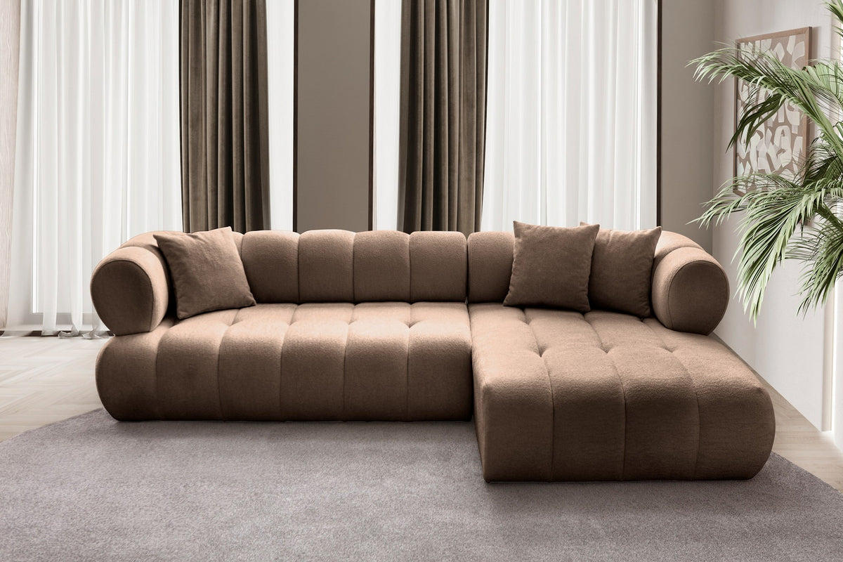 Ecksofa rechts in Nerz mit Bouclé-Stoffbezug, Hainbuche-Gestell, Kunststoffbeinen und drei Kissen, Ansicht des gesamten Sofas von vorne.