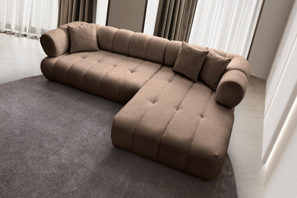 Ecksofa rechts in Nerz mit Bouclé-Stoffbezug, Hainbuche-Gestell, Kunststoffbeinen und drei Kissen, Ansicht des gesamten Sofas von vorne.