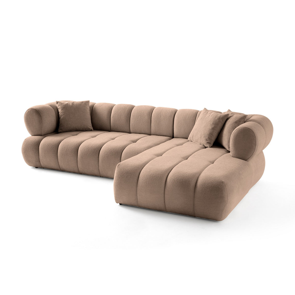 Ecksofa rechts in Nerz mit Bouclé-Stoffbezug, Hainbuche-Gestell, Kunststoffbeinen und drei Kissen, Ansicht des gesamten Sofas von vorne.