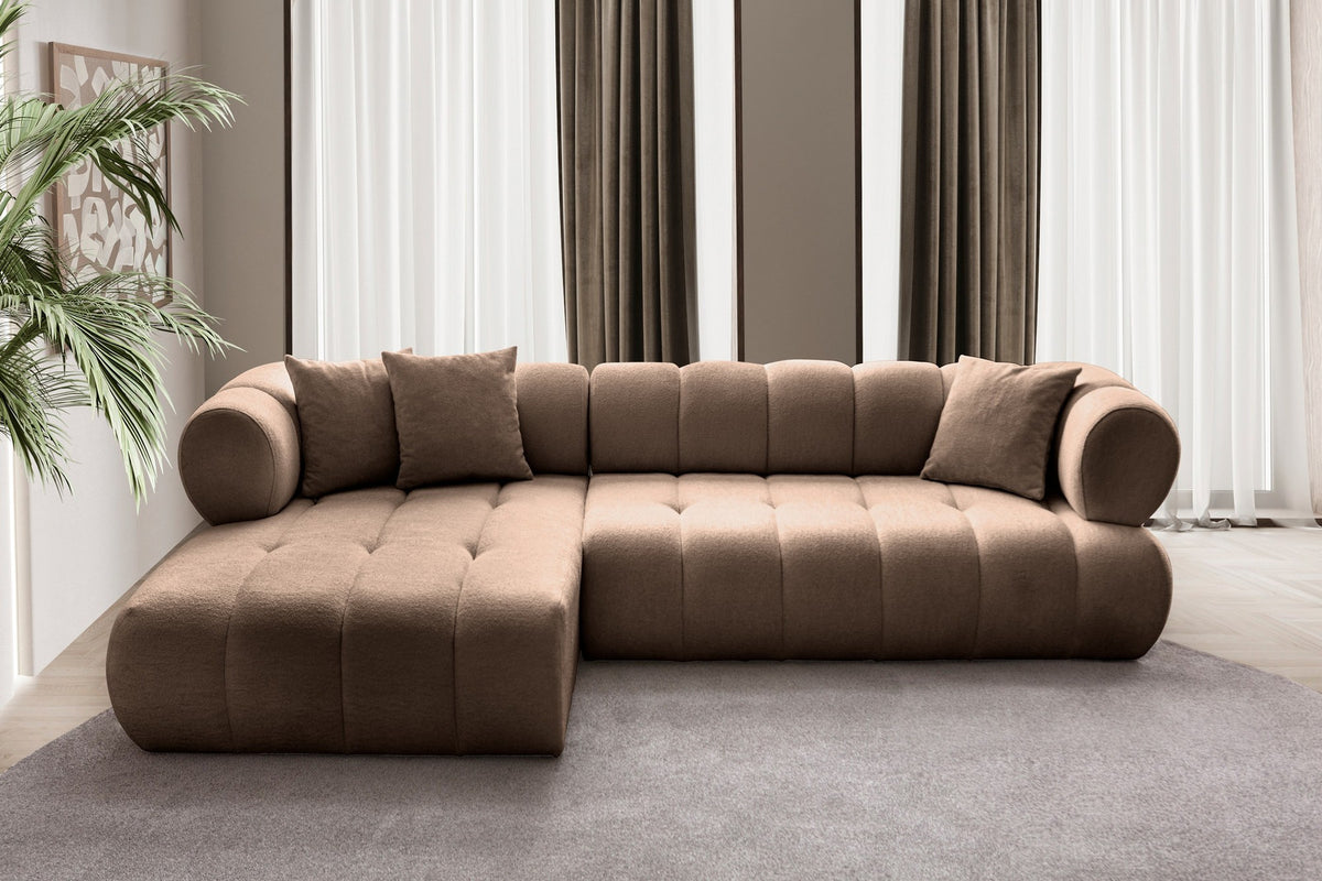Ecksofa Petra links in Nerz-Farbton mit Boucle-Stoff-Bezug, Kunststofffüssen und drei losen Kissen, Ansicht von vorne.
