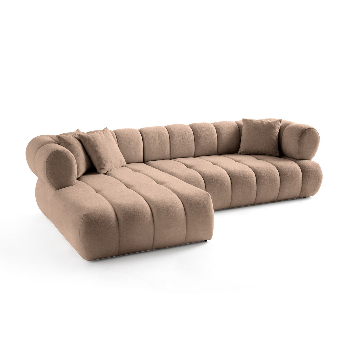 Ecksofa Petra links in Nerz-Farbton mit Boucle-Stoff-Bezug, Kunststofffüssen und drei losen Kissen, Ansicht von vorne.