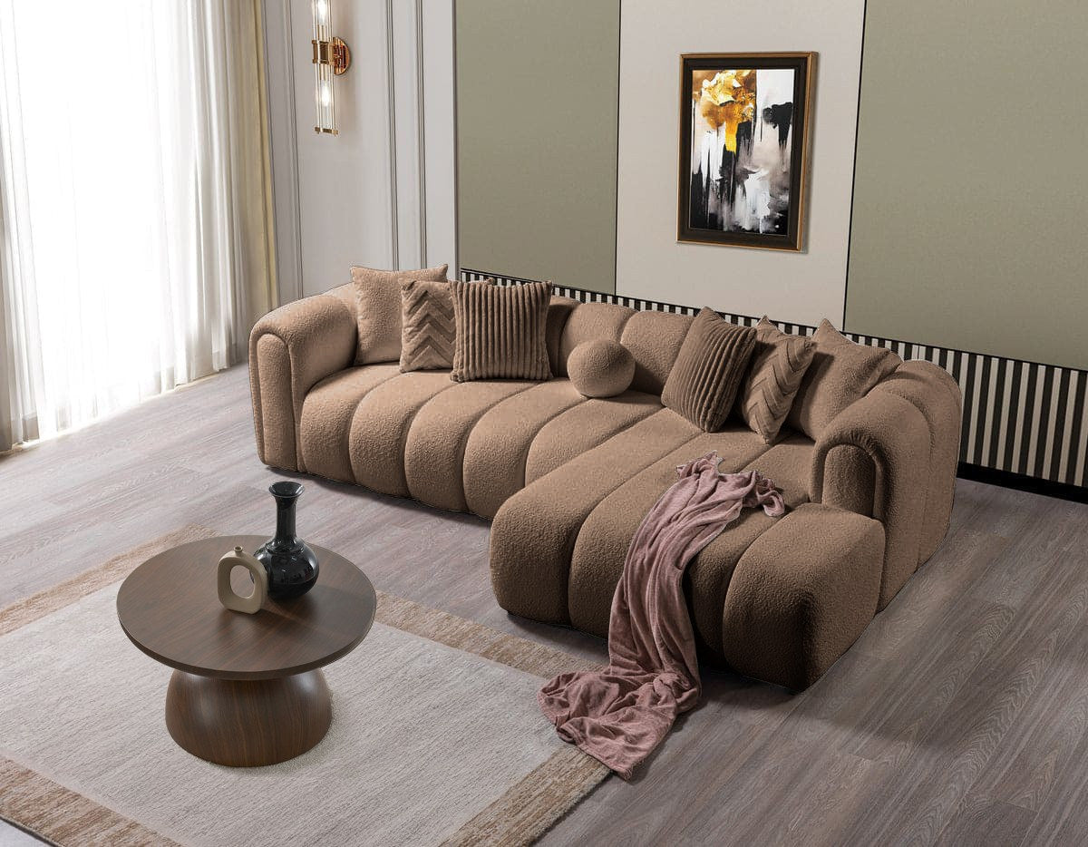 Ecksofa rechts in Mink mit Boucle-Stoff, Hainbuche-Gestell, Kunststoffbeinen und mehreren Kissen, fotografiert im Wohnraum