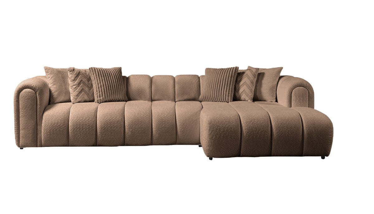 Ecksofa rechts in Mink mit Boucle-Stoff, Hainbuche-Gestell, Kunststoffbeinen und mehreren Kissen, fotografiert im Wohnraum