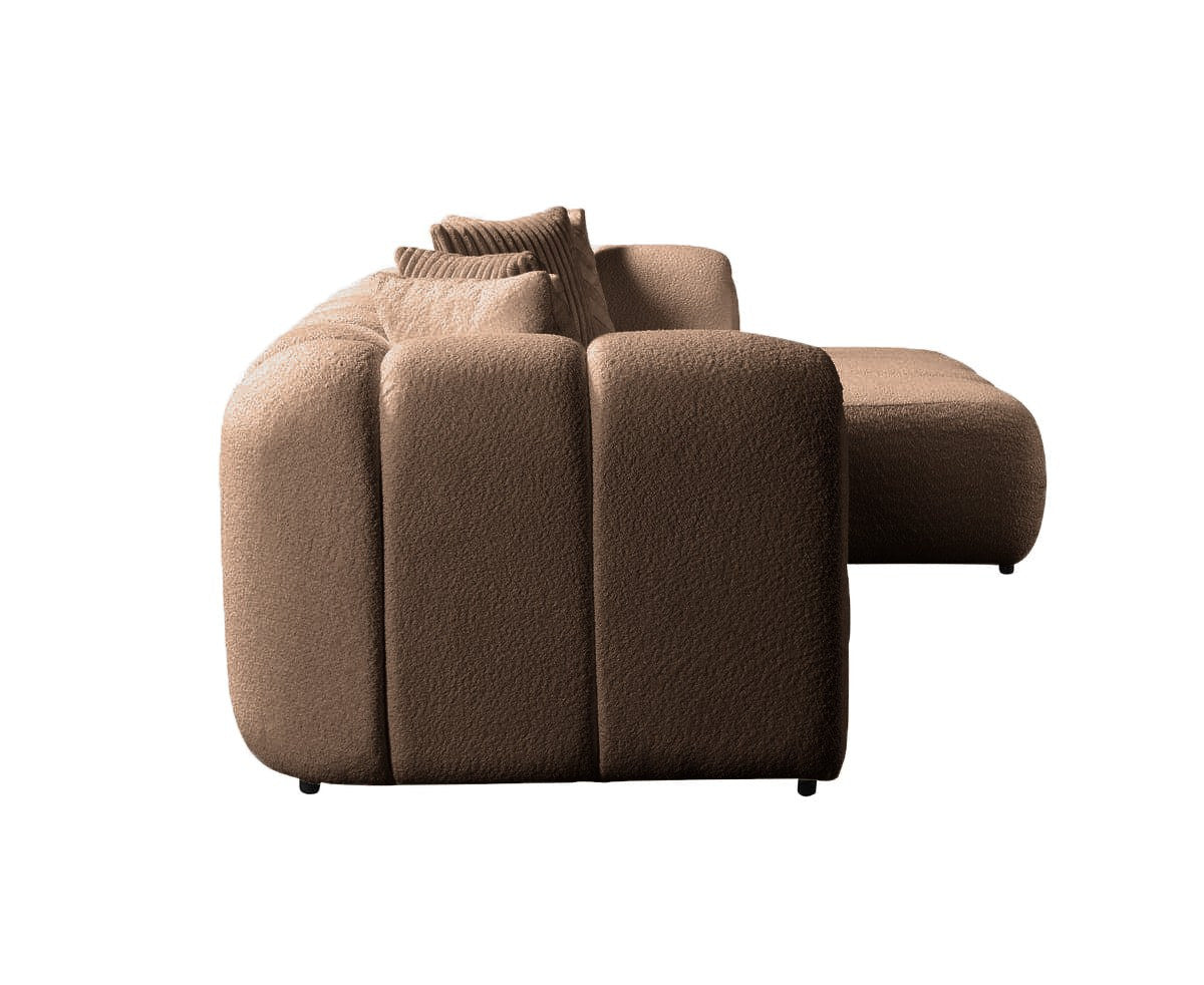 Ecksofa rechts in Mink mit Boucle-Stoff, Hainbuche-Gestell, Kunststoffbeinen und mehreren Kissen, fotografiert im Wohnraum