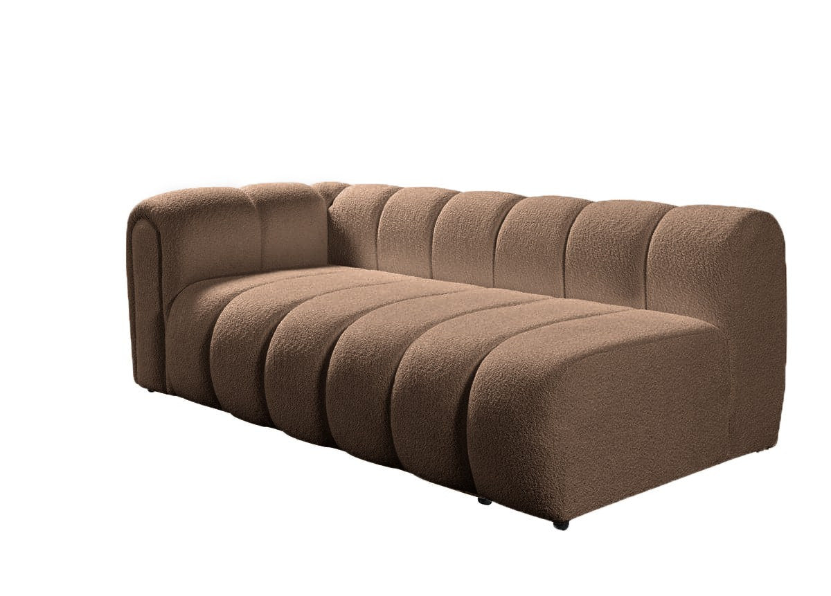 Ecksofa rechts in Mink mit Boucle-Stoff, Hainbuche-Gestell, Kunststoffbeinen und mehreren Kissen, fotografiert im Wohnraum
