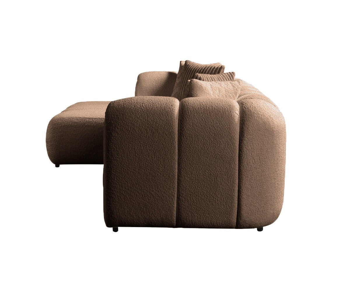 Ecksofa links in Nerz mit Boucle-Stoffbezug, Kunststoffbeinen und sieben Kissen, Gesamtbreite 265 x 185 cm, Sitzhöhe 40 cm.