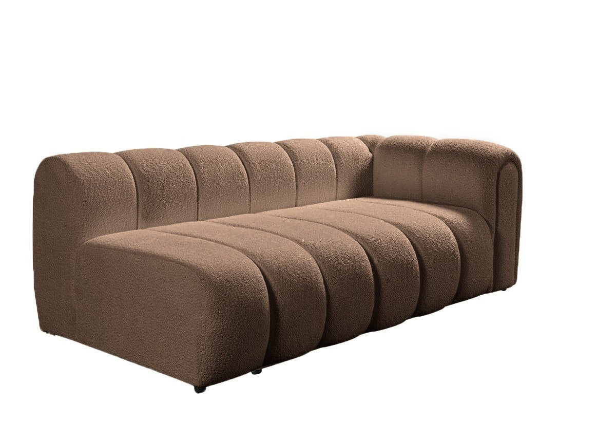 Ecksofa links in Nerz mit Boucle-Stoffbezug, Kunststoffbeinen und sieben Kissen, Gesamtbreite 265 x 185 cm, Sitzhöhe 40 cm.